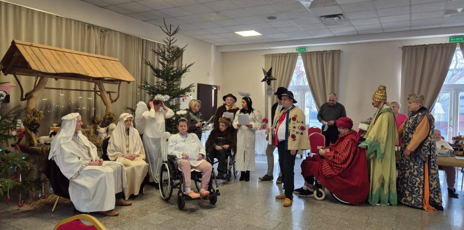 Mieszkańcy DPS przebrani za świętych - jasełka 