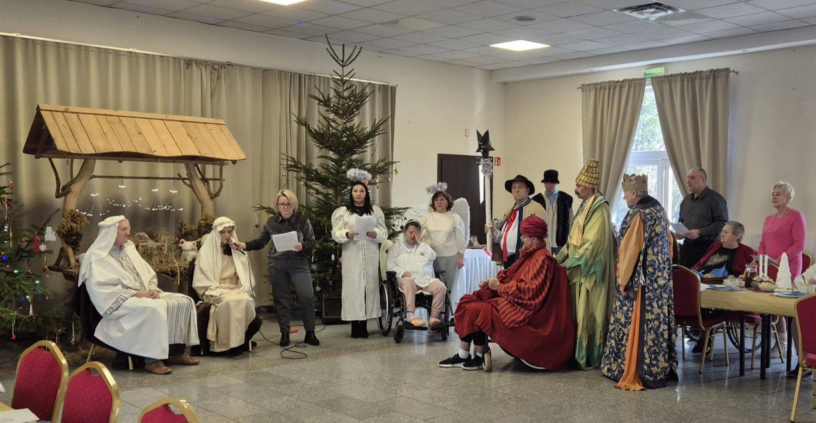 Mieszkańcy DPS przebrani za świętych - jasełka 