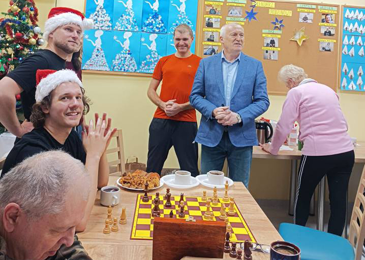 Mieszkańcy Domu Pomocy Społecznej w czapkach św. Mikołaja