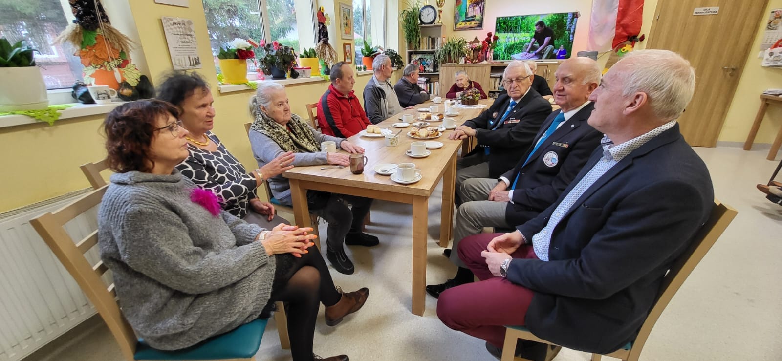 Rozmowa mieszkańców DPS przy stole