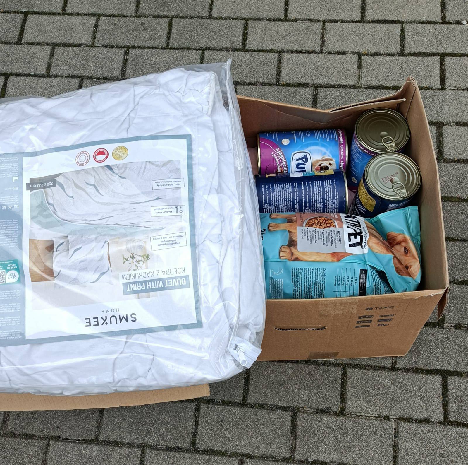 Paczka karton z puszkami i karmą dla psów