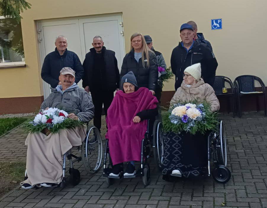 Mieszkańcy DPS przed wyjście na cmentarze odwiedzić groby bliskich 
