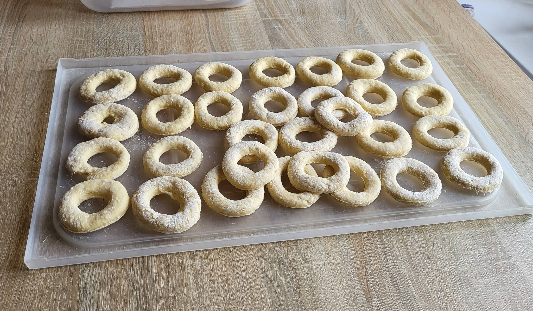 Surowe pączki przed wrzuceniem na olej