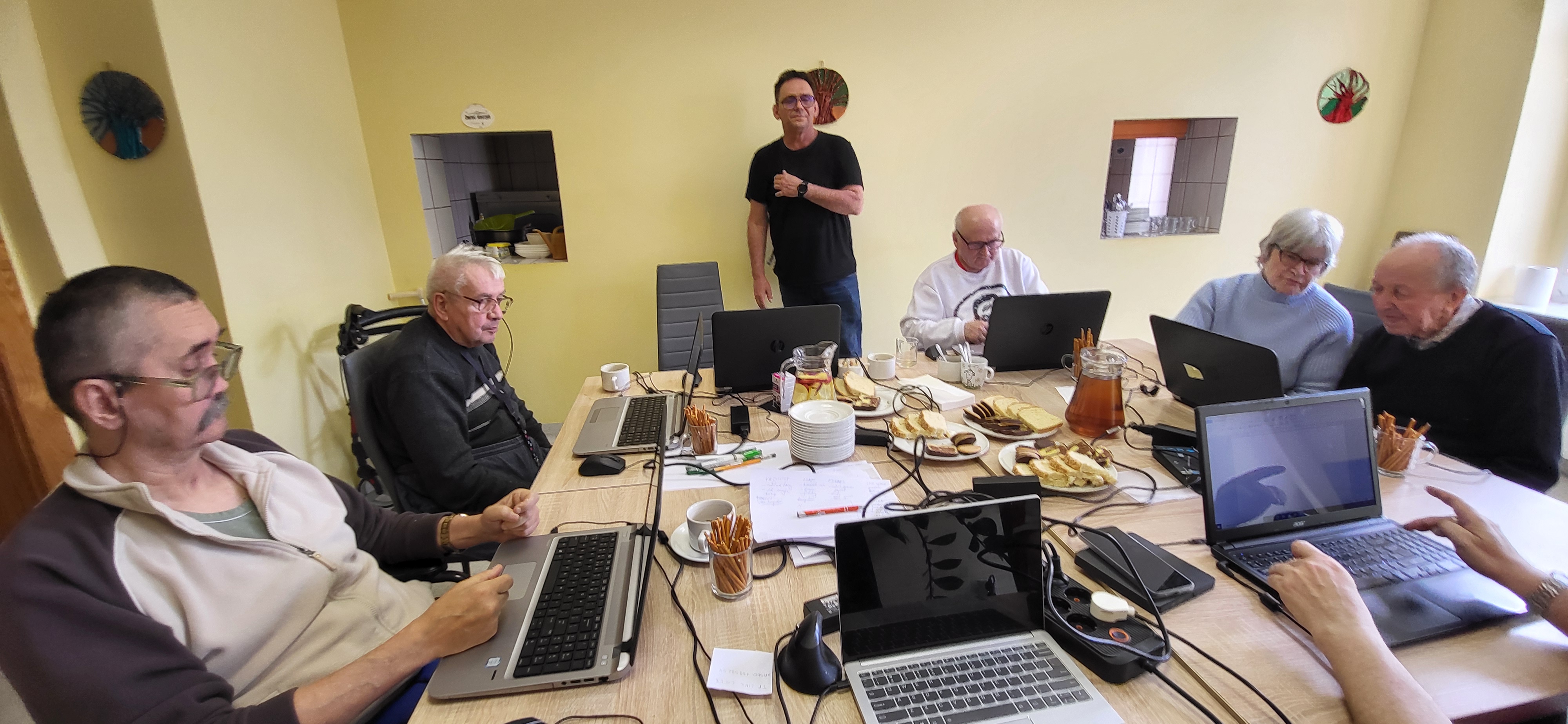 Mieszkańcy DPSu przy laptopach podczas szkolenia Offline Online dla osób wykluczonych cyfrowo