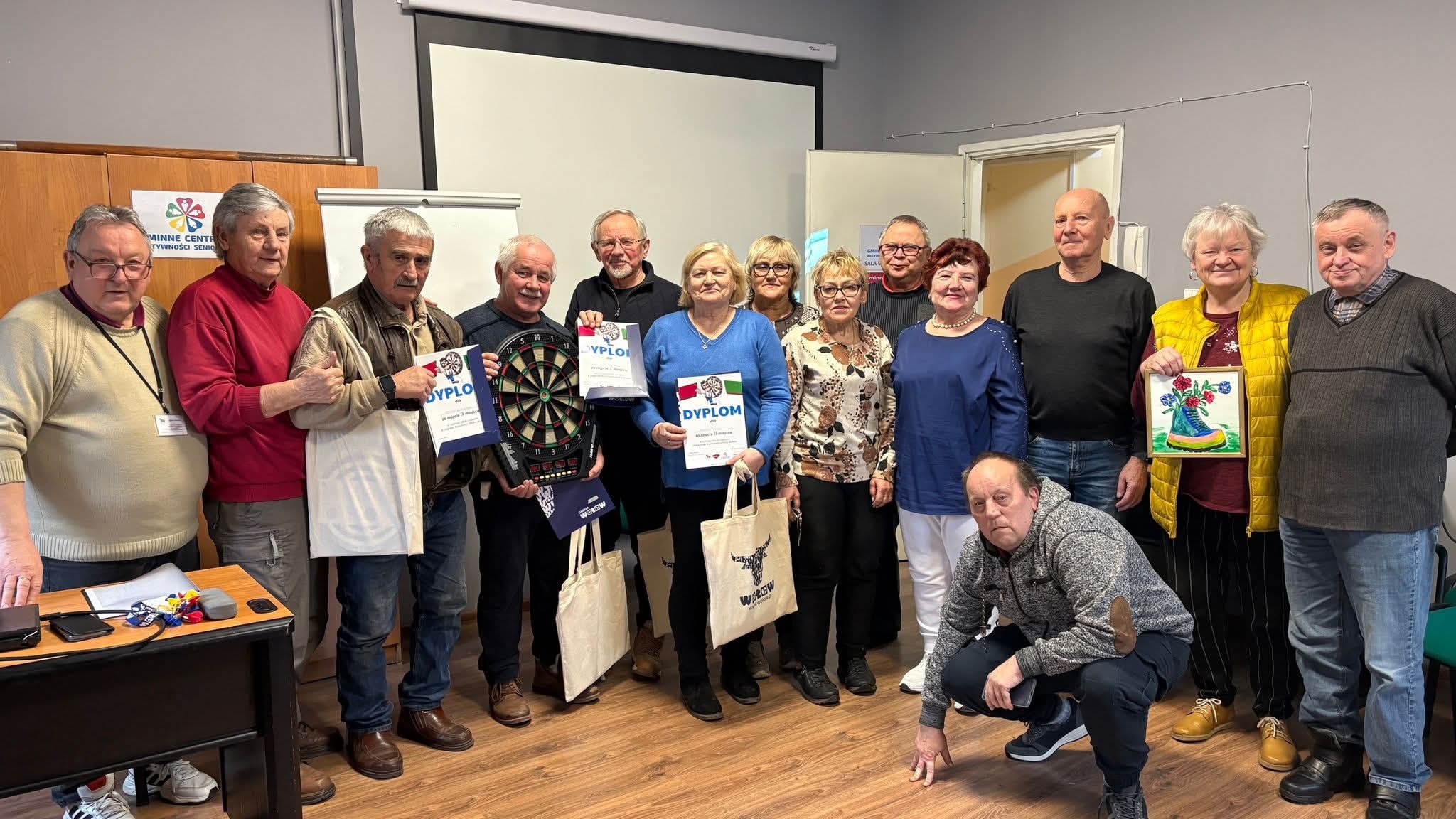 Zawodnicy Turnieju gry w rzutki wraz z organizatorem Eugeniuszem Stańczakiem