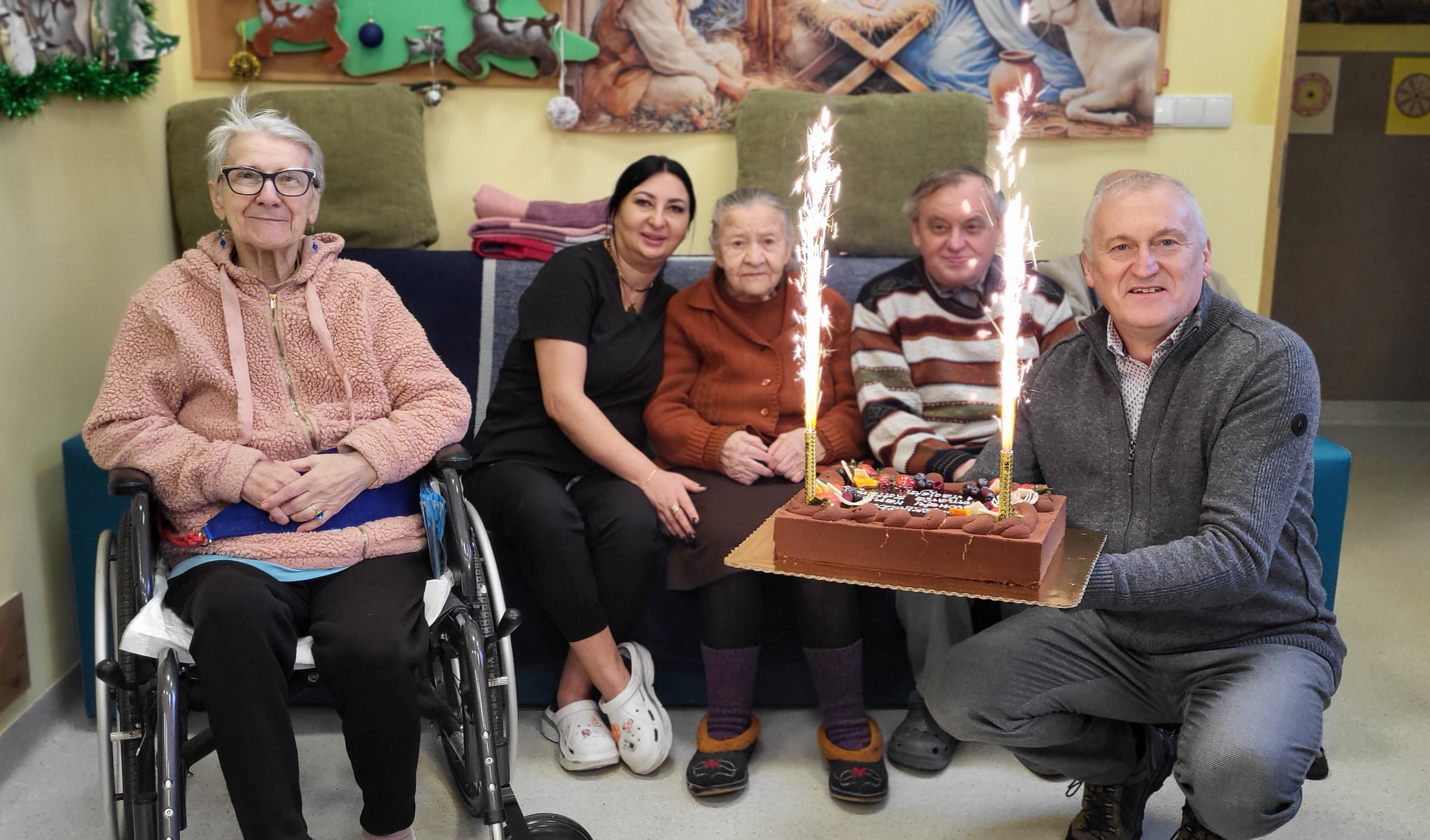 Dyrektor wraz z solenizantami DPSu