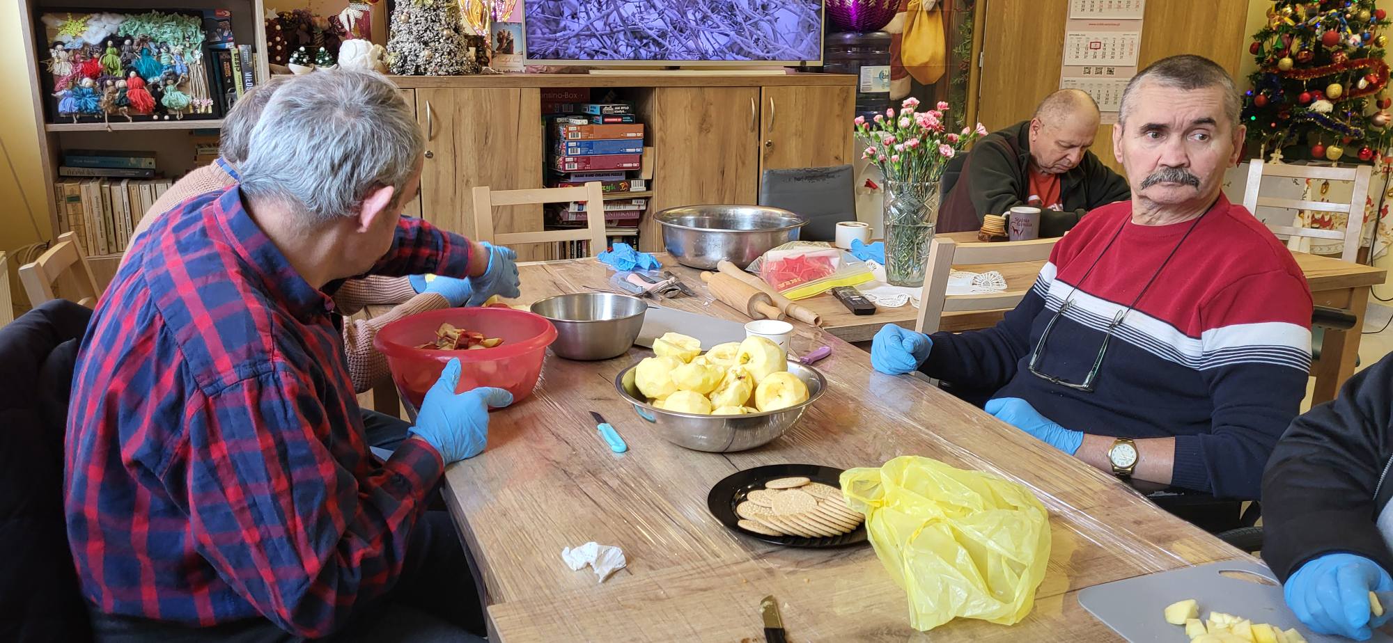 Mieszkańcy DPSu szykują jedzenie 