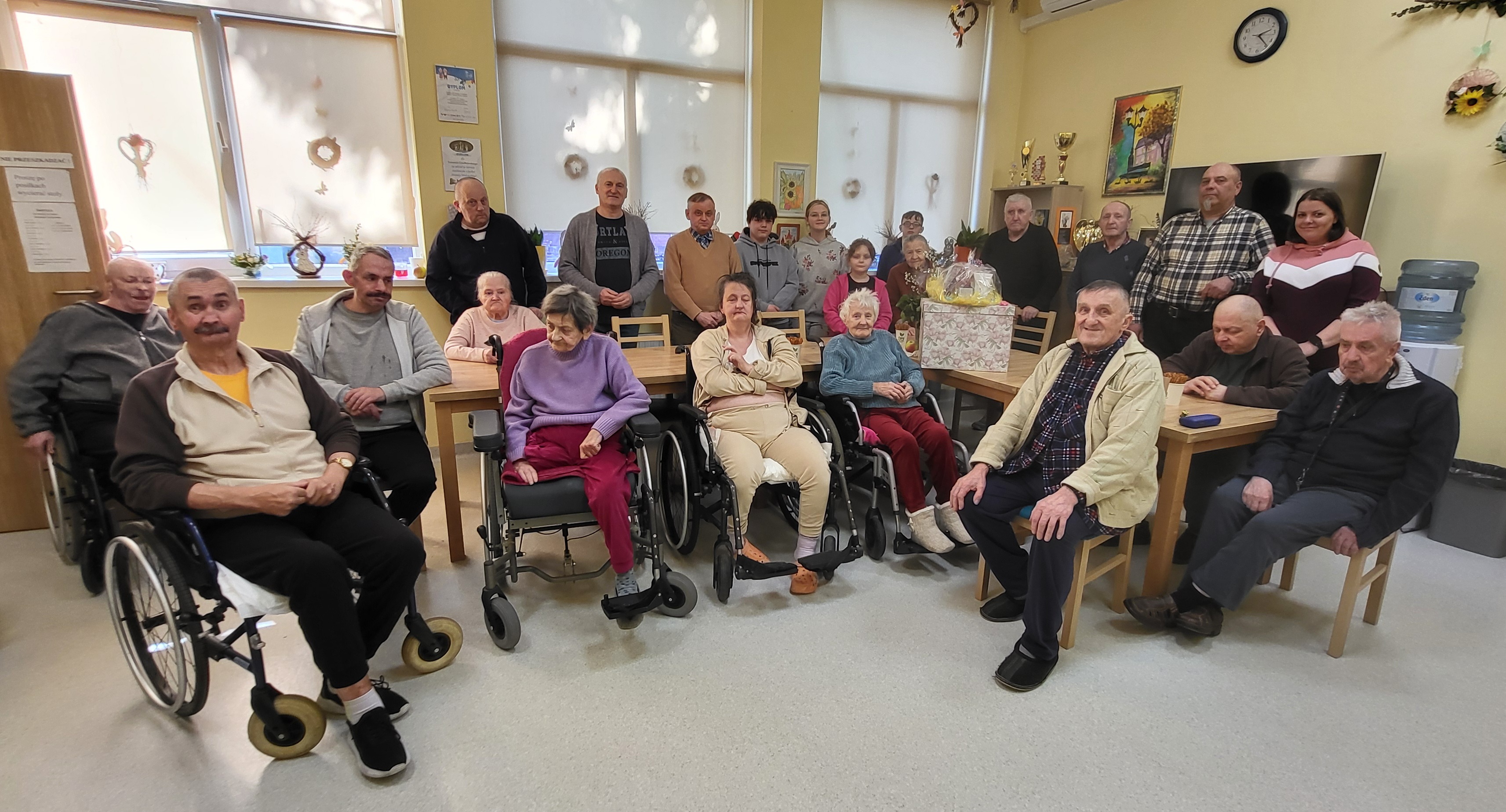 Na zdjęciu mieszkańcy DPSu wraz z uczniami szkoły podstawowej z Krzydliny Wielkiej