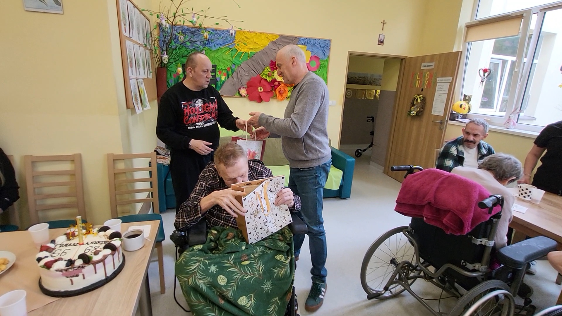 Urodziny Andrzeja i Tomasza odbierają prezenty od dyrektora Macieja Nejmana