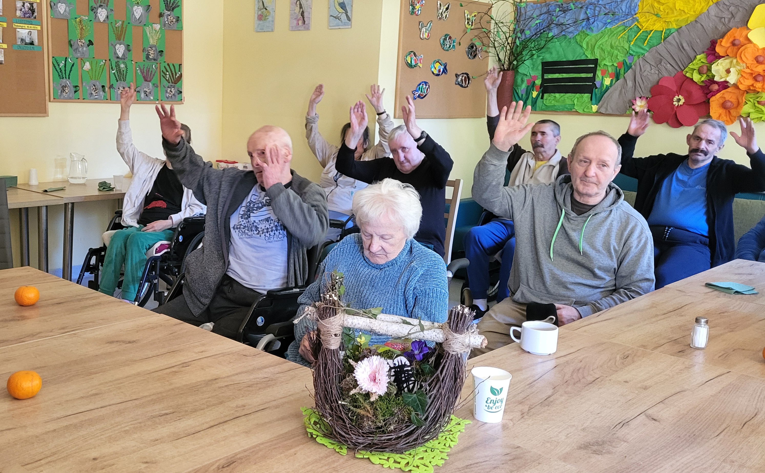 Mieszkańcy DPSu przy stole podczas ćwiczeń