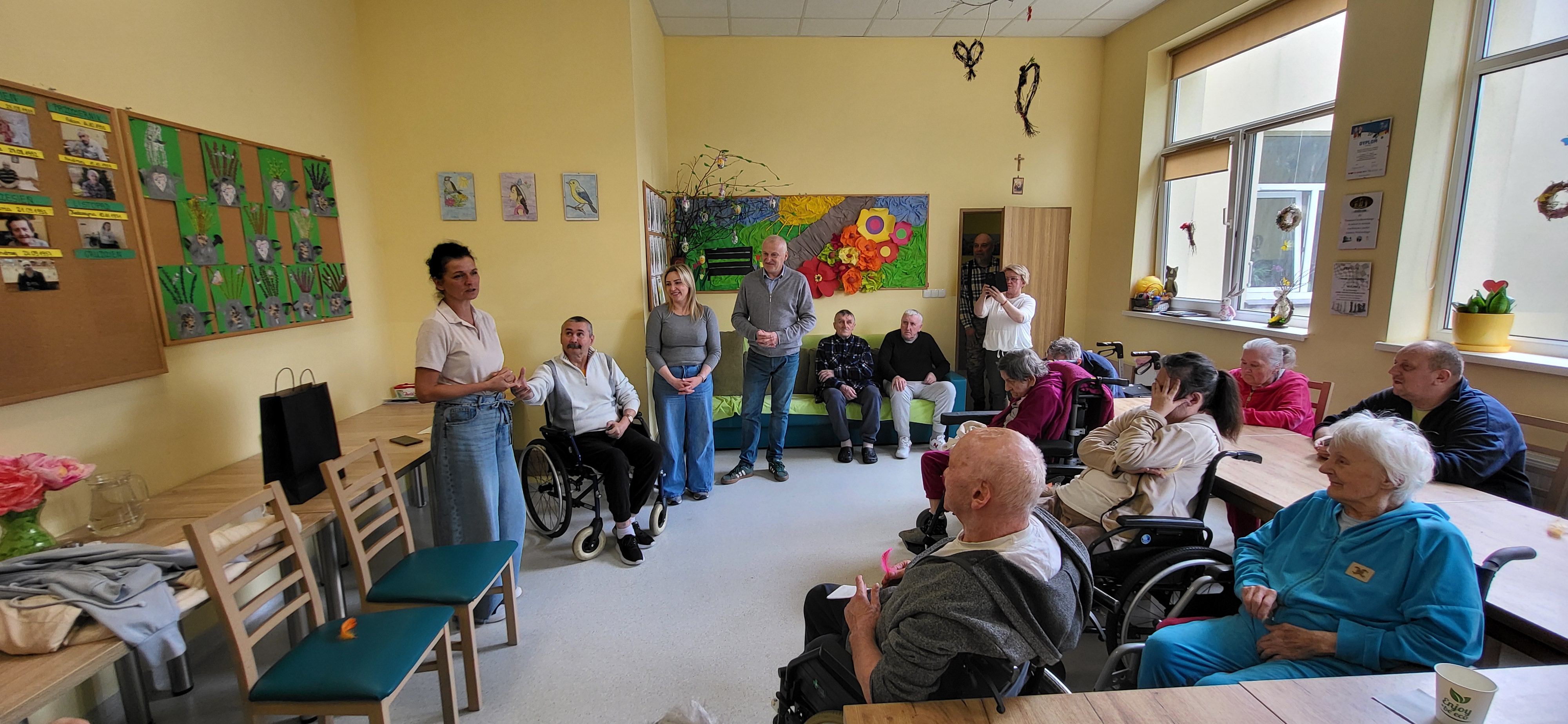 Uczestnicy wraz z dyrektorem DPSu na wspólnym zdjęciu po zajęciach oddechowych